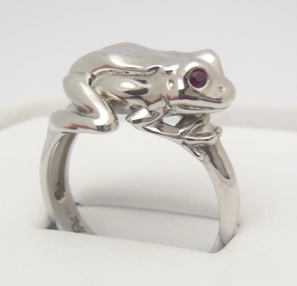 Prsteň s tvare žaby s rubínovými očami